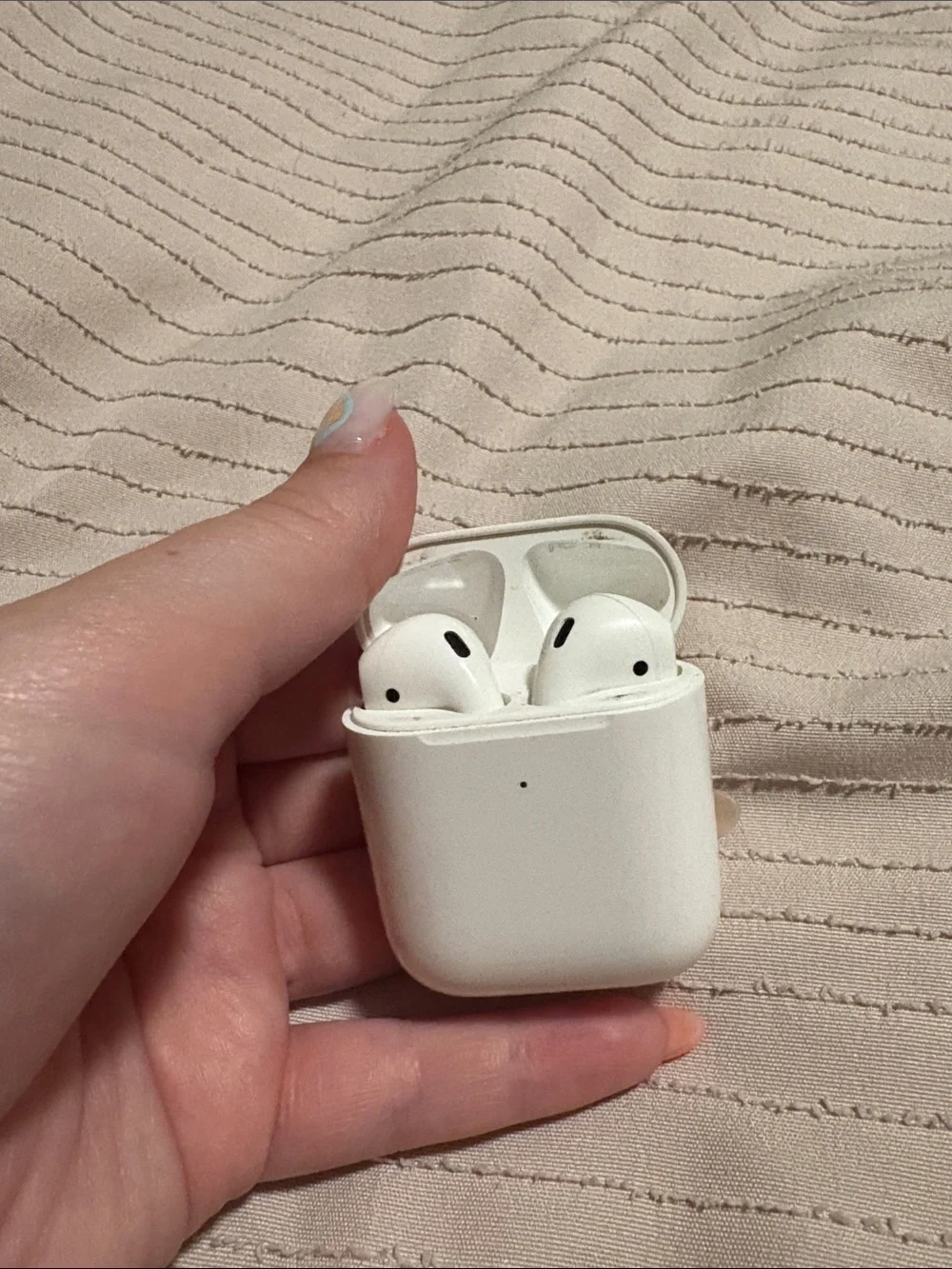Apple airpods charging